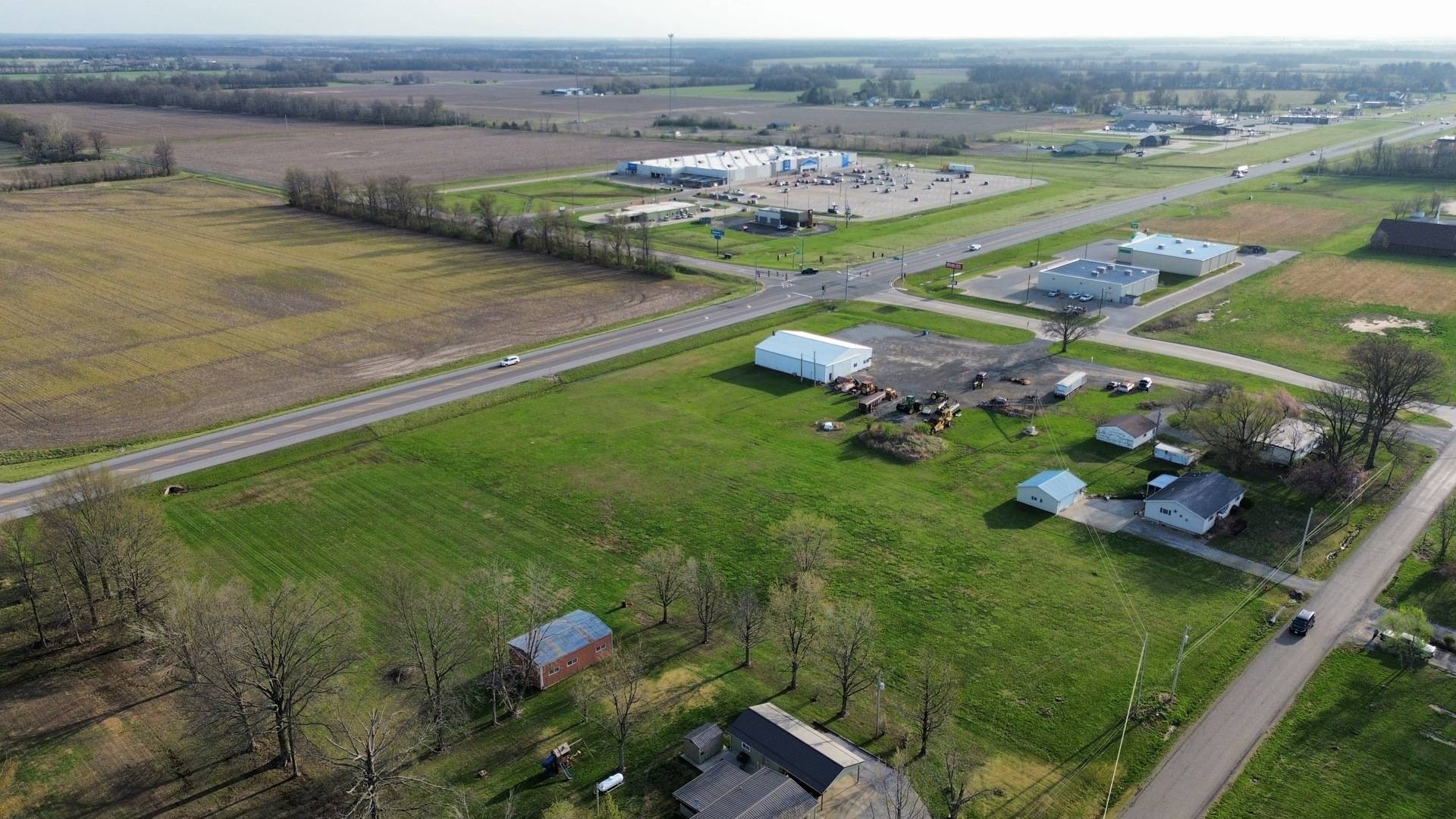 000 W 12th ST, Flora, IL 62839
