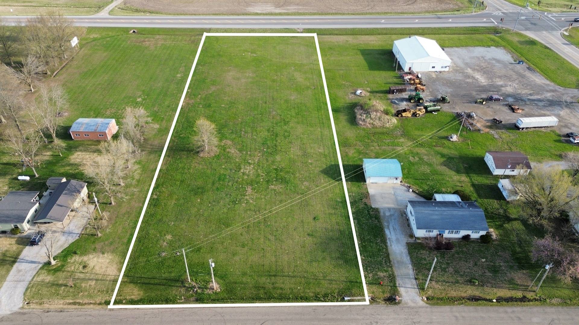 000 W 12th ST, Flora, IL 62839