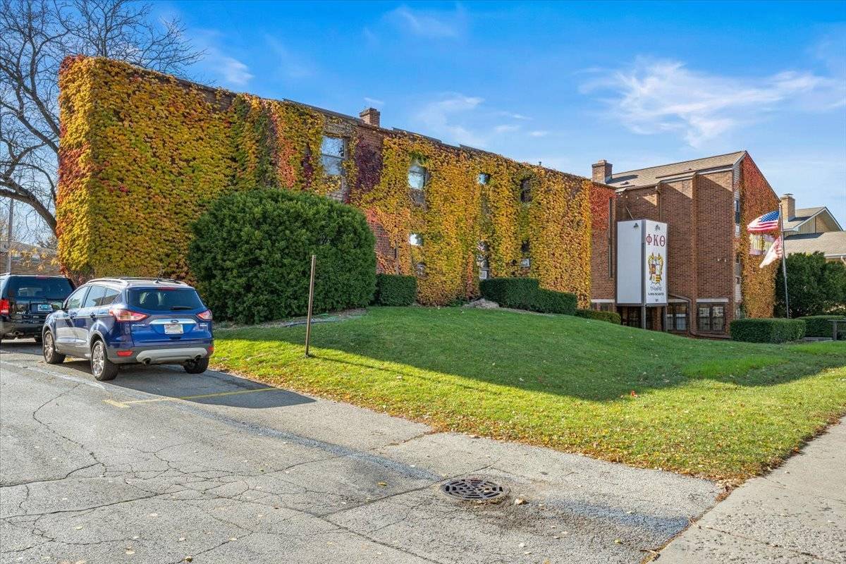 910 W Hillcrest DR, Dekalb, IL 60115