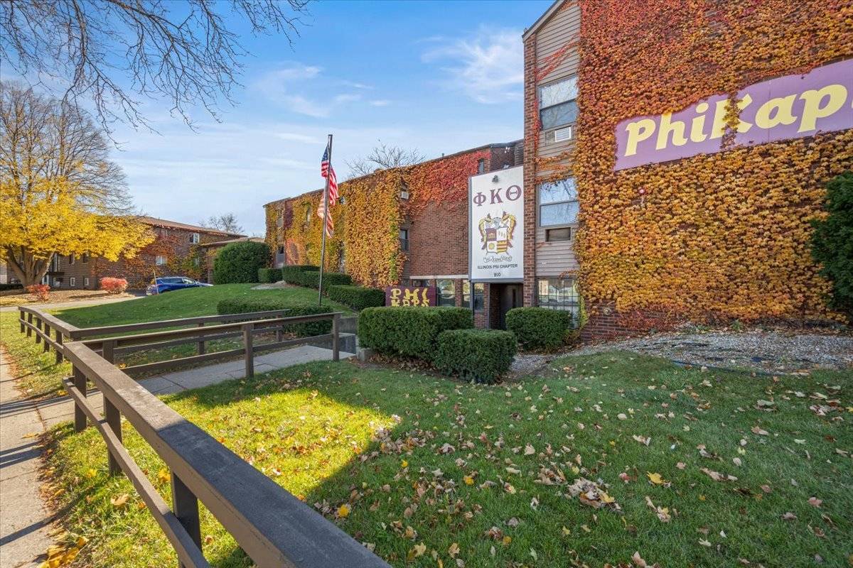 910 W Hillcrest DR, Dekalb, IL 60115