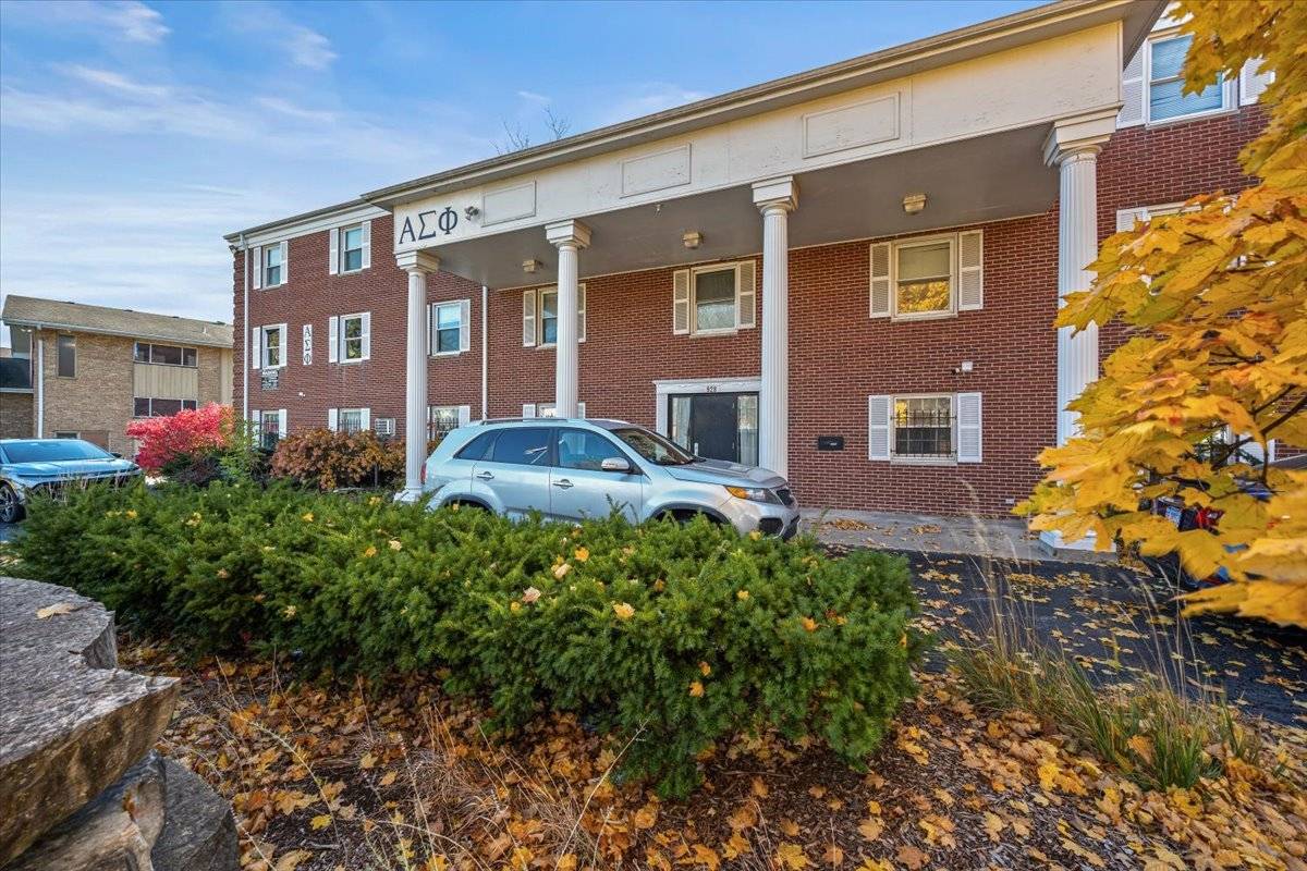 928 W Hillcrest DR, Dekalb, IL 60115
