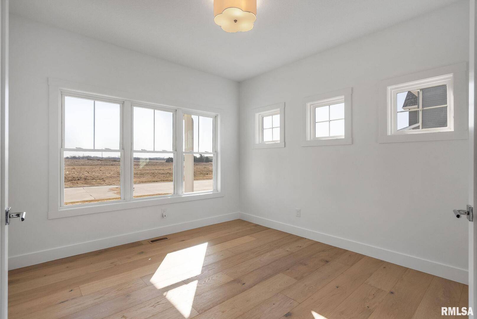 6574 Pelican ST, Bettendorf, IA 52722