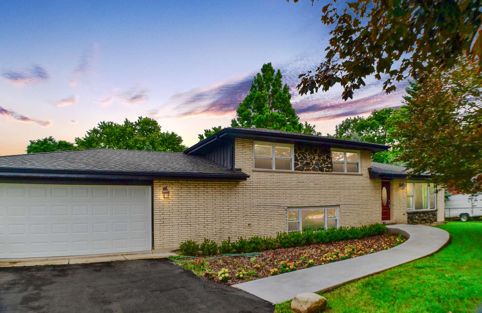 20W309 S Frontage RD, Lemont, IL 60439