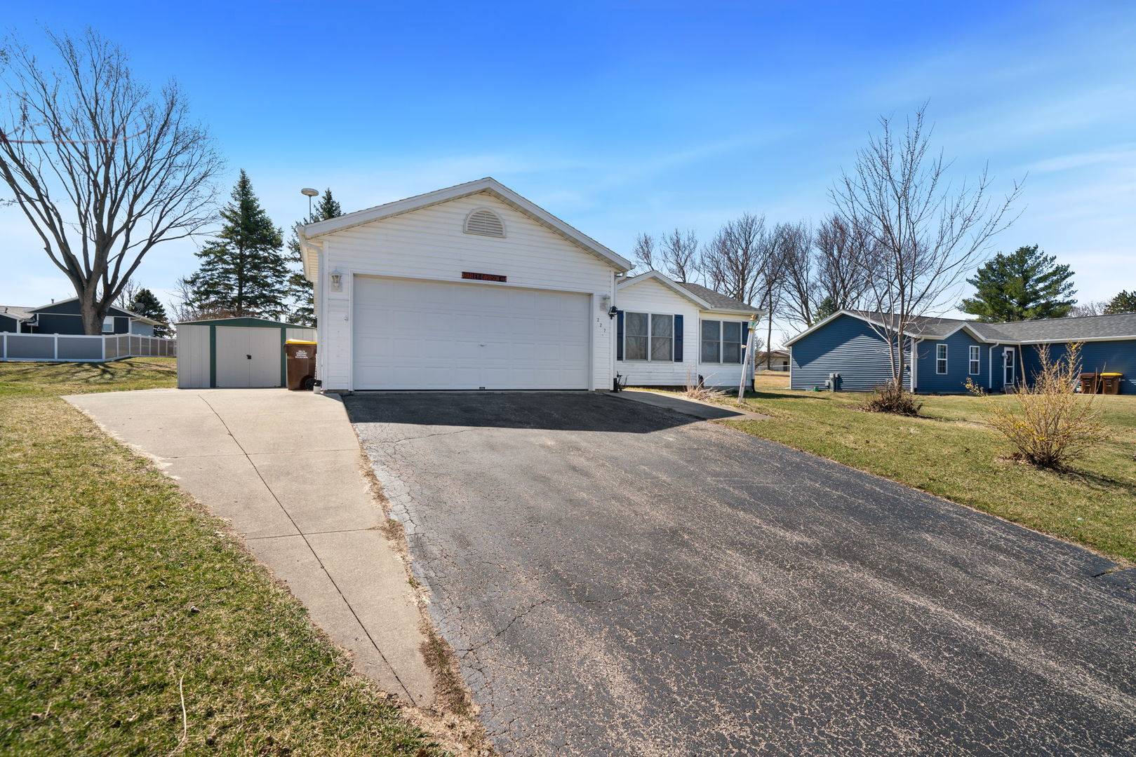 227 Meadow DR, Orangeville, IL 61060
