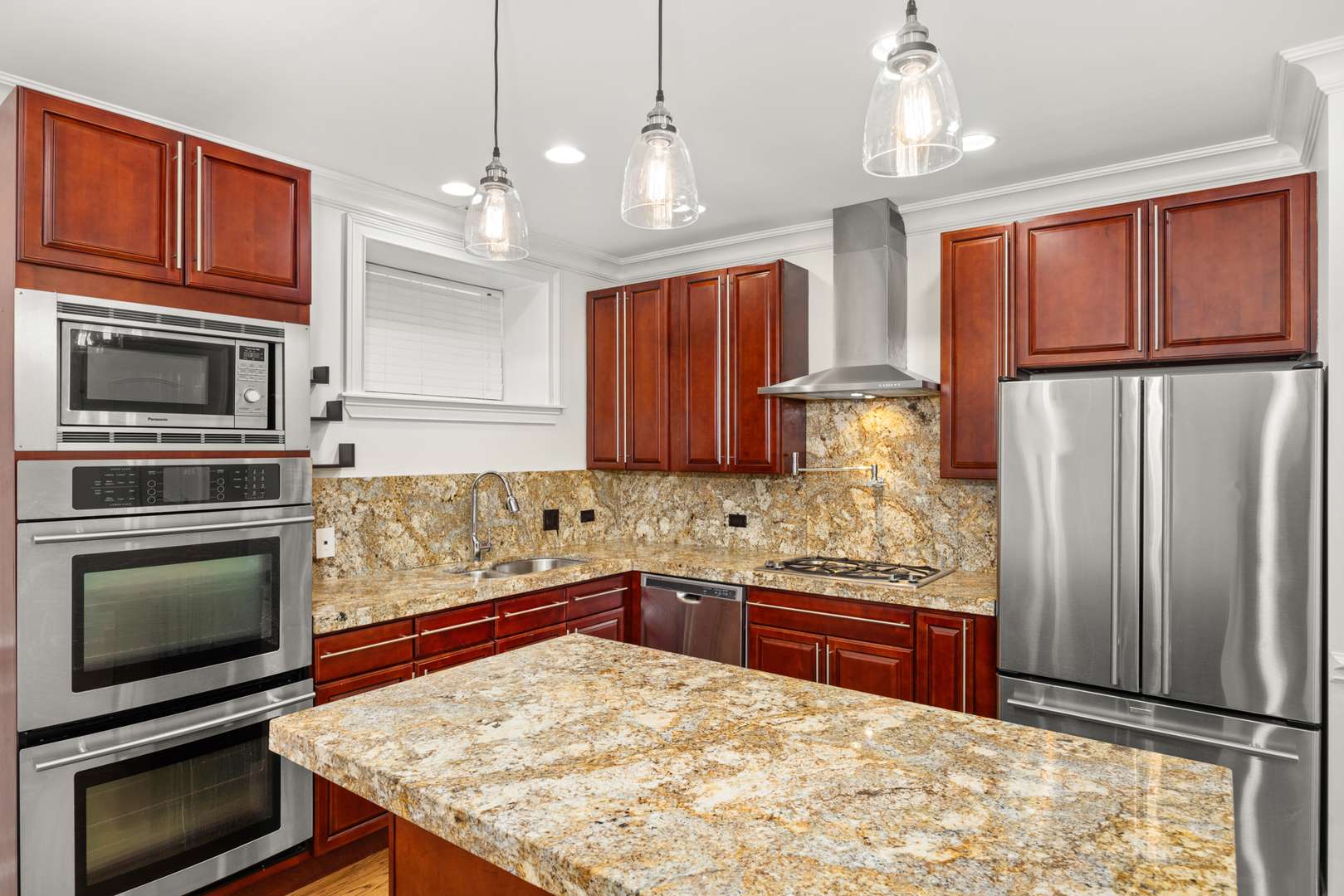 842 W Belle Plaine AVE #GW, Chicago, IL 60613