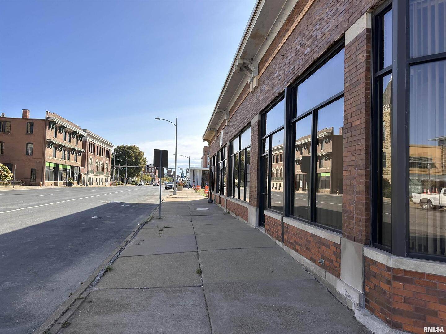 227 W 4TH ST, Davenport, IA 52801