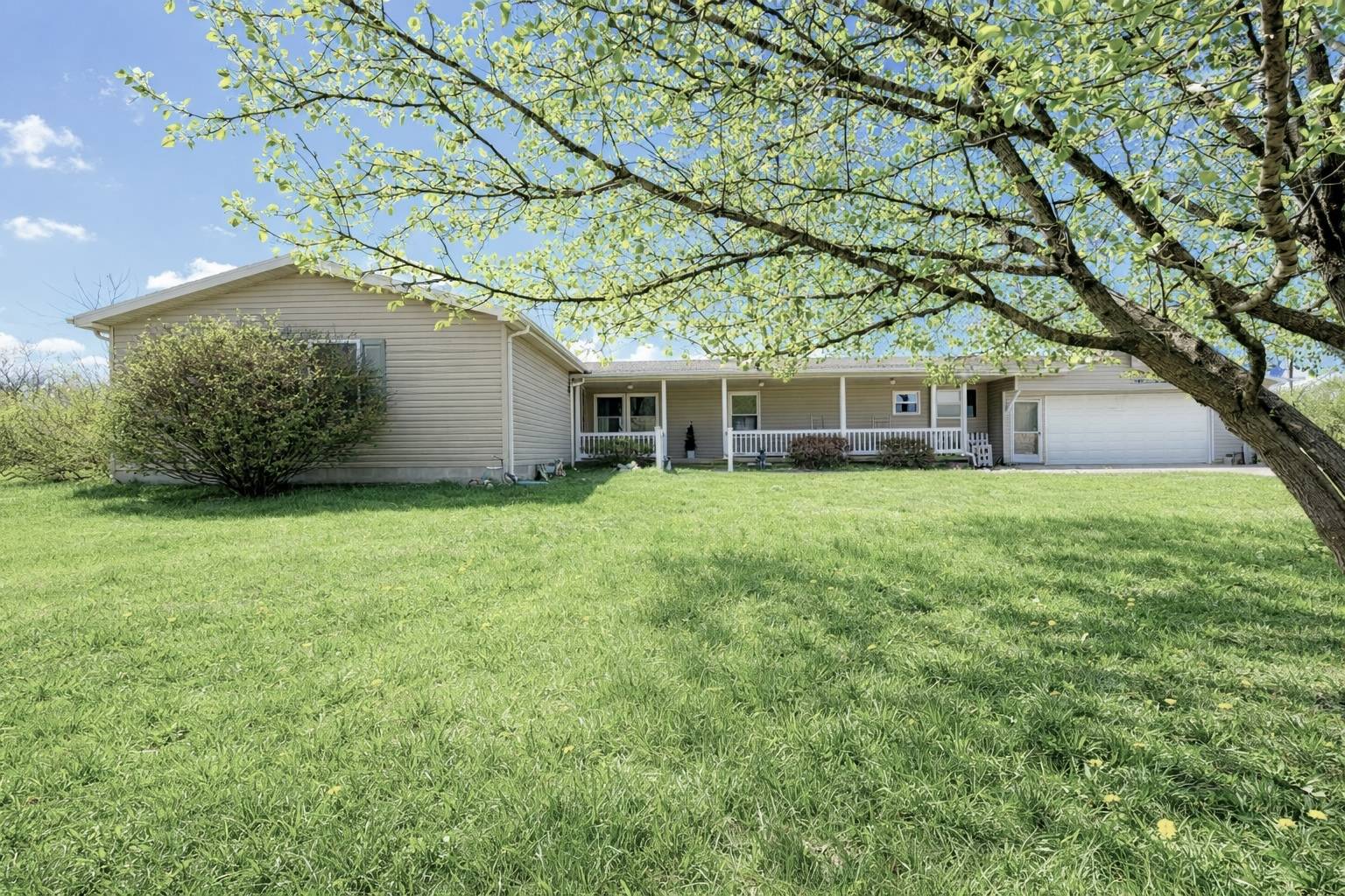2041 mills cart RD, Salem, IL 62881