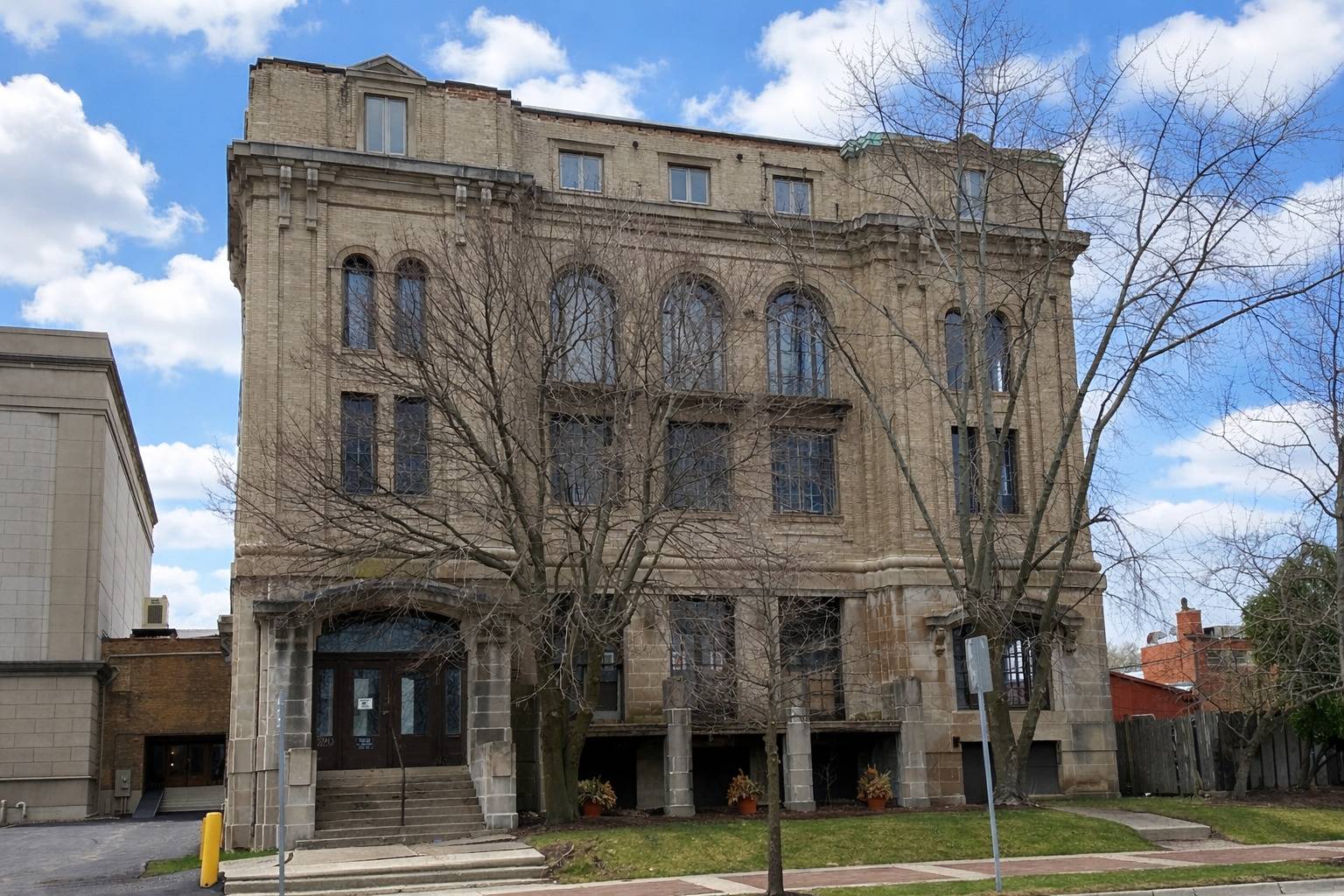 220 N Sheridan RD, Waukegan, IL 60085