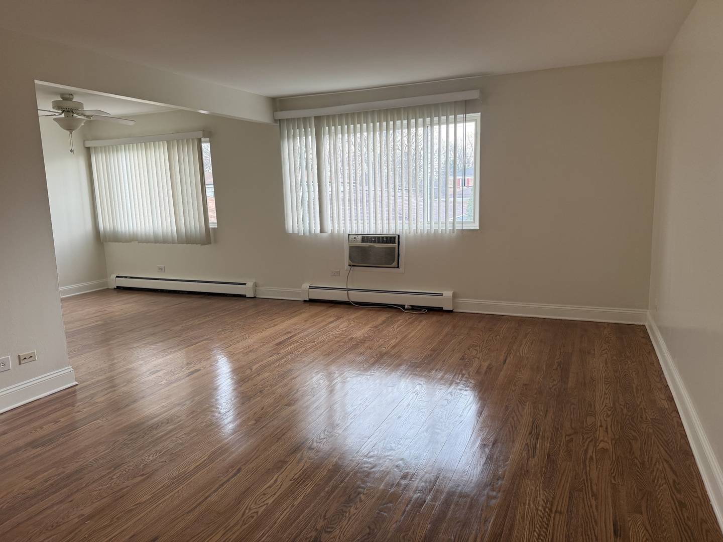 77 W Central AVE #108, Roselle, IL 60172
