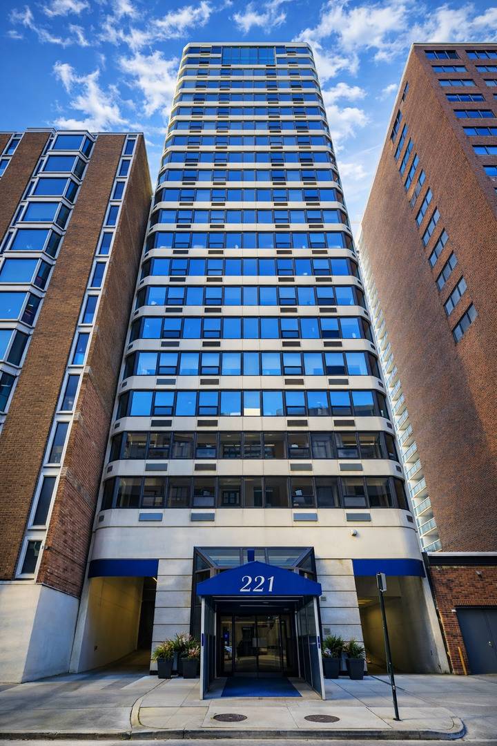 221 E Walton PL #17E, Chicago, IL 60611