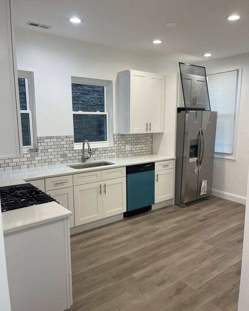 6141 S Eberhart AVE, Chicago, IL 60637