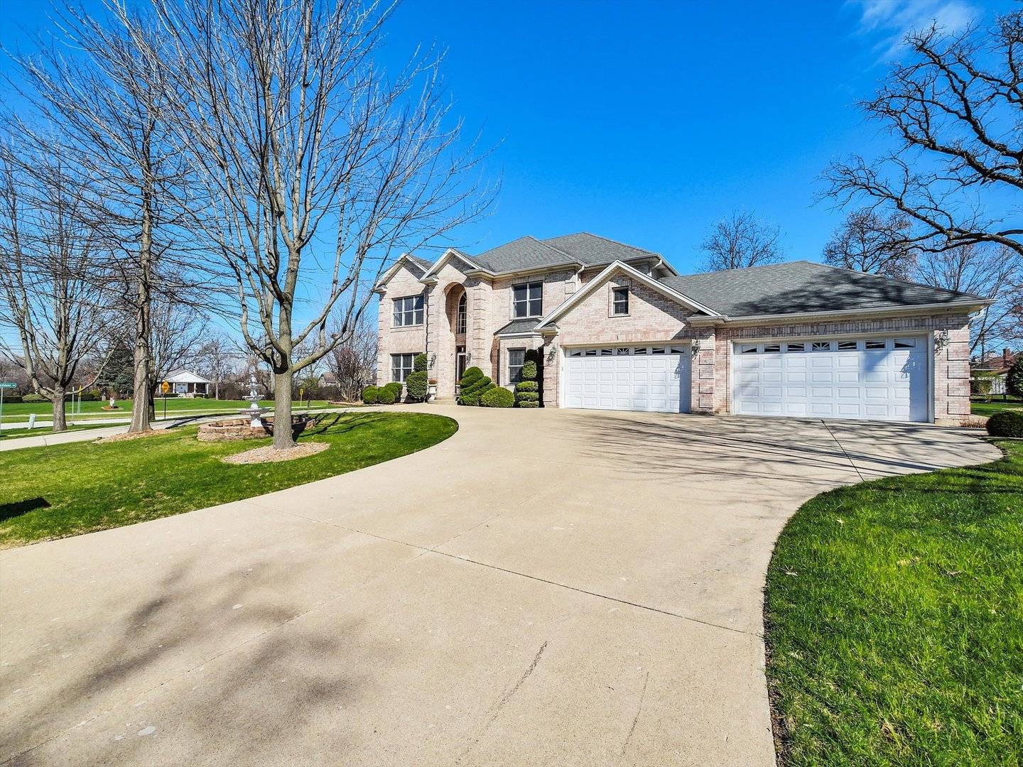 500 E Sherwood DR, Addison, IL 60101