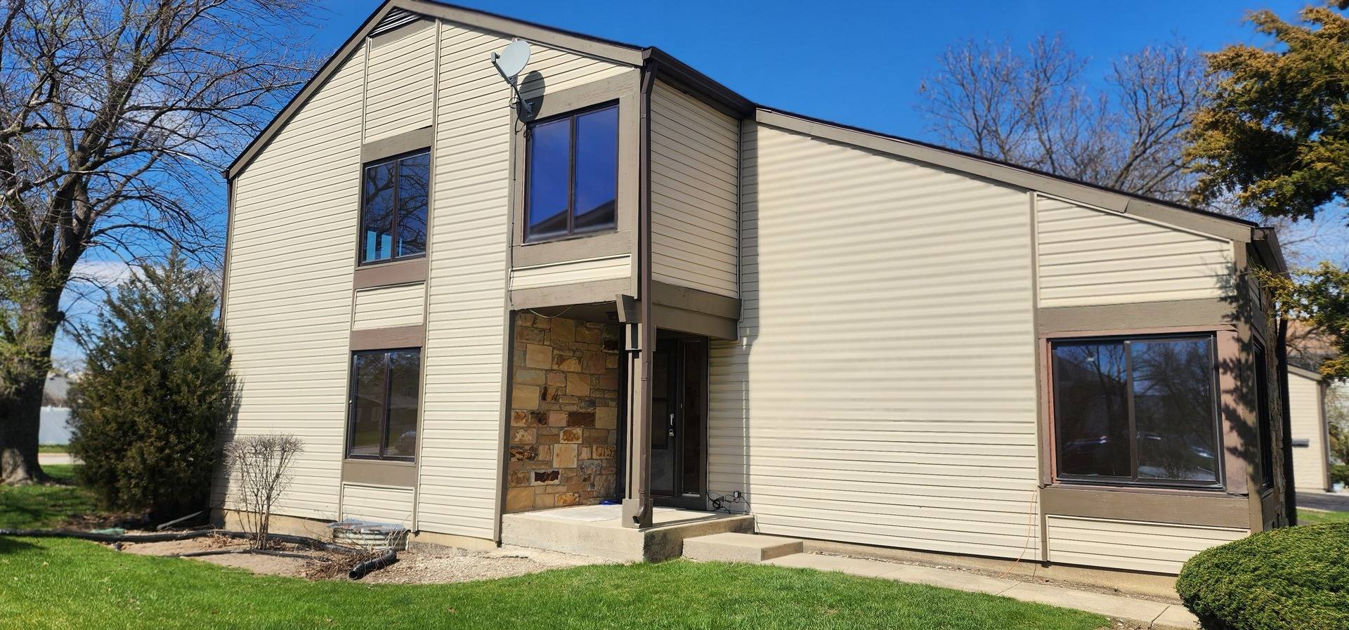 548 Alton CT, Carol Stream, IL 60188