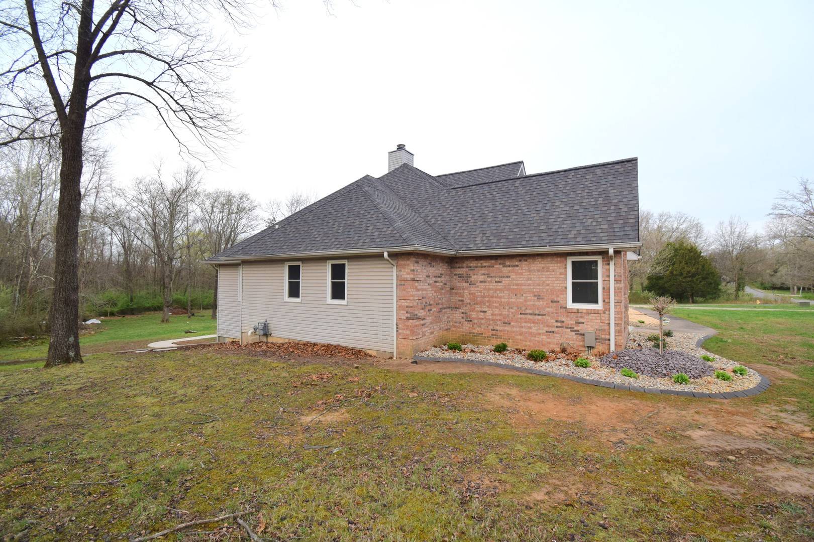 12139 E Hutchison RD, Mt Vernon, IL 62864