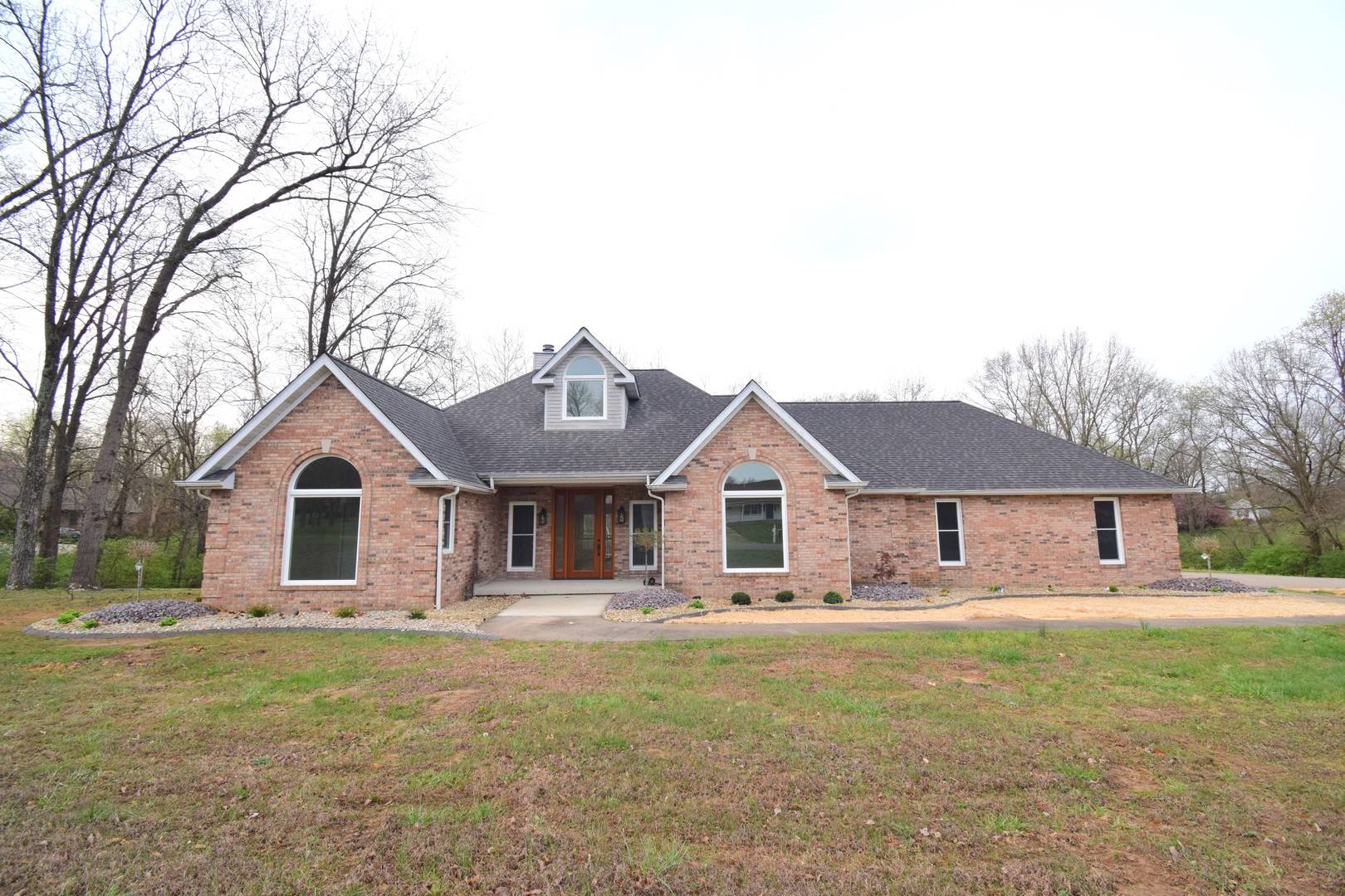 12139 E Hutchison RD, Mt Vernon, IL 62864