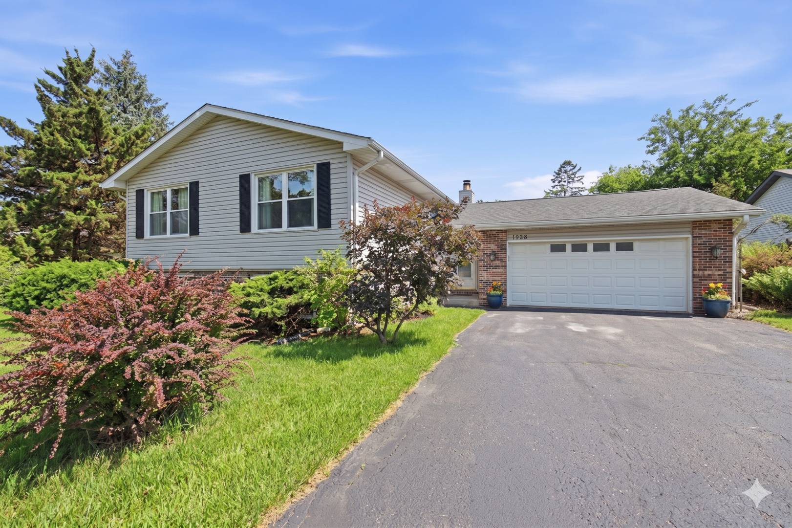 1928 N High Grove LN, Palatine, IL 60074