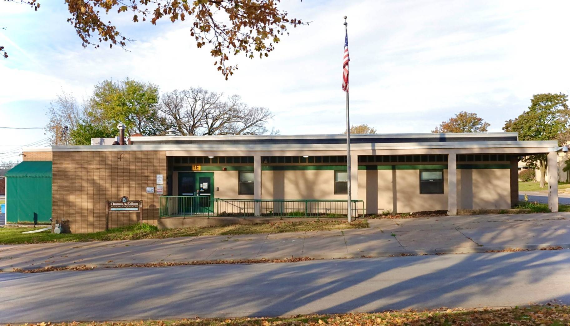438 16th ST, Bettendorf, IA 52722