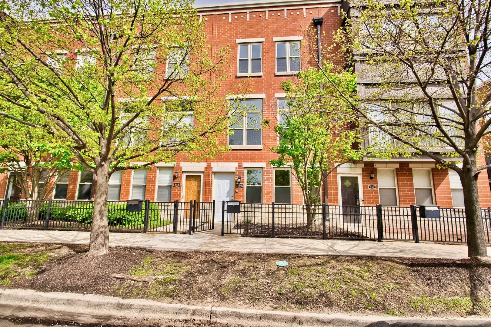 350 E Eastgate PL, Chicago, IL 60616