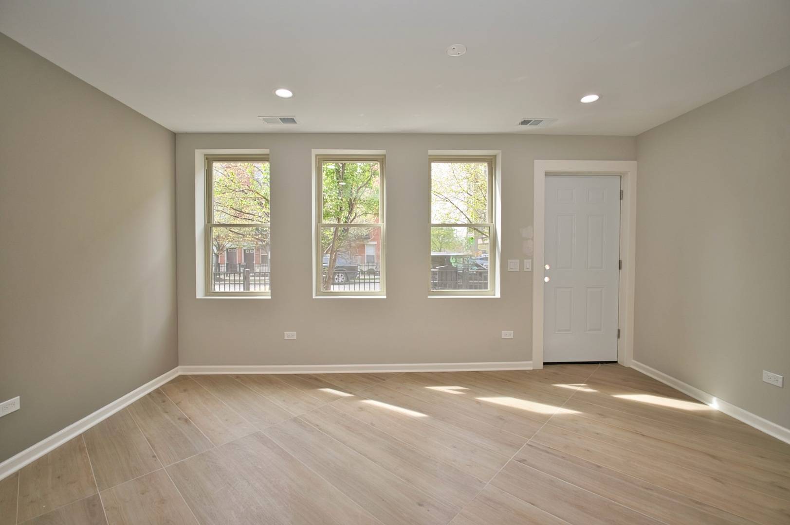 350 E Eastgate PL, Chicago, IL 60616