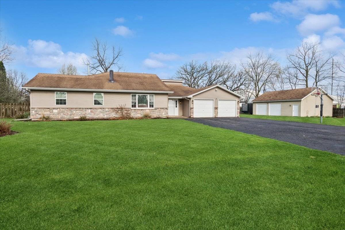 2 Division ST, Bristol, IL 60512