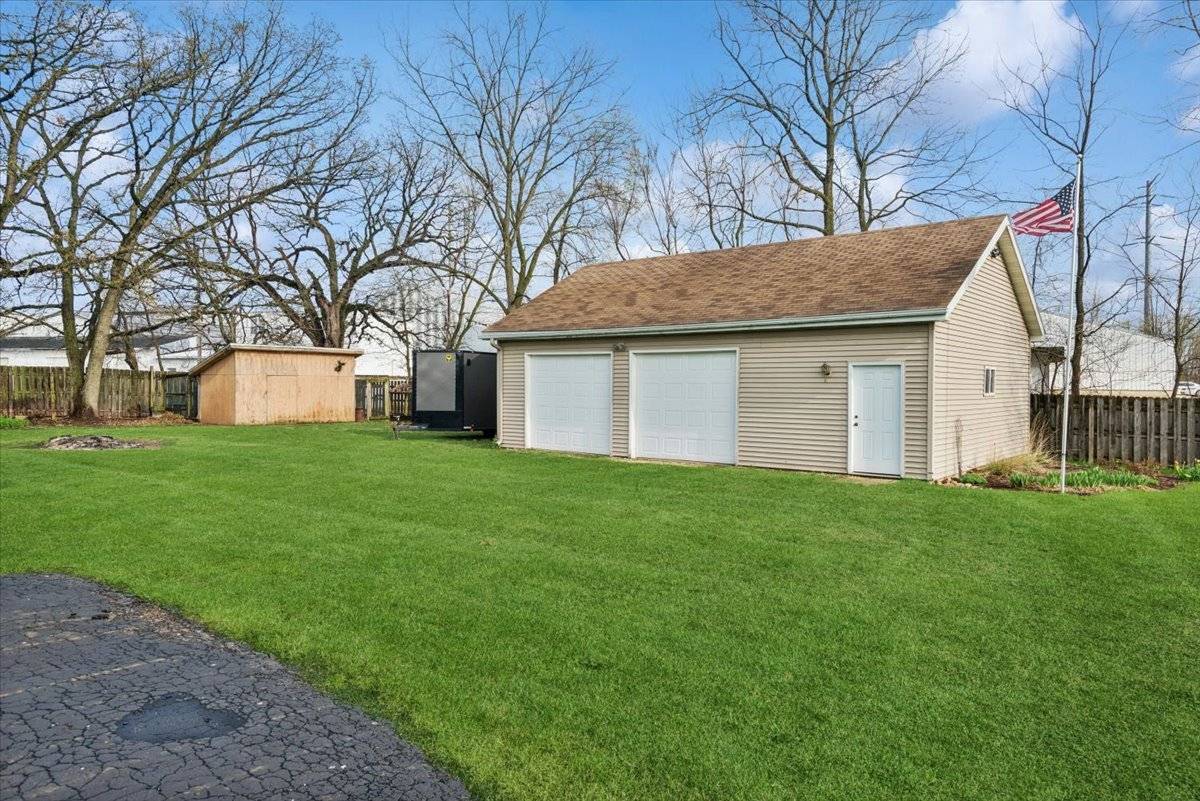 2 Division ST, Bristol, IL 60512