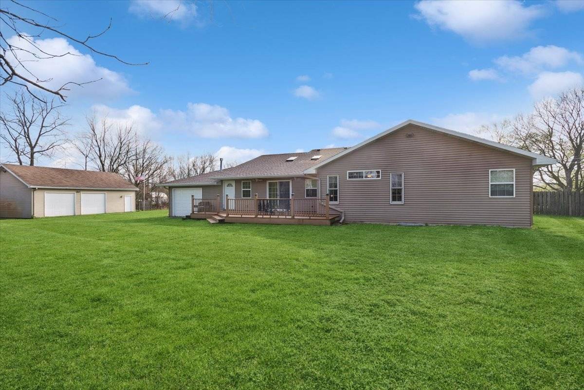 2 Division ST, Bristol, IL 60512