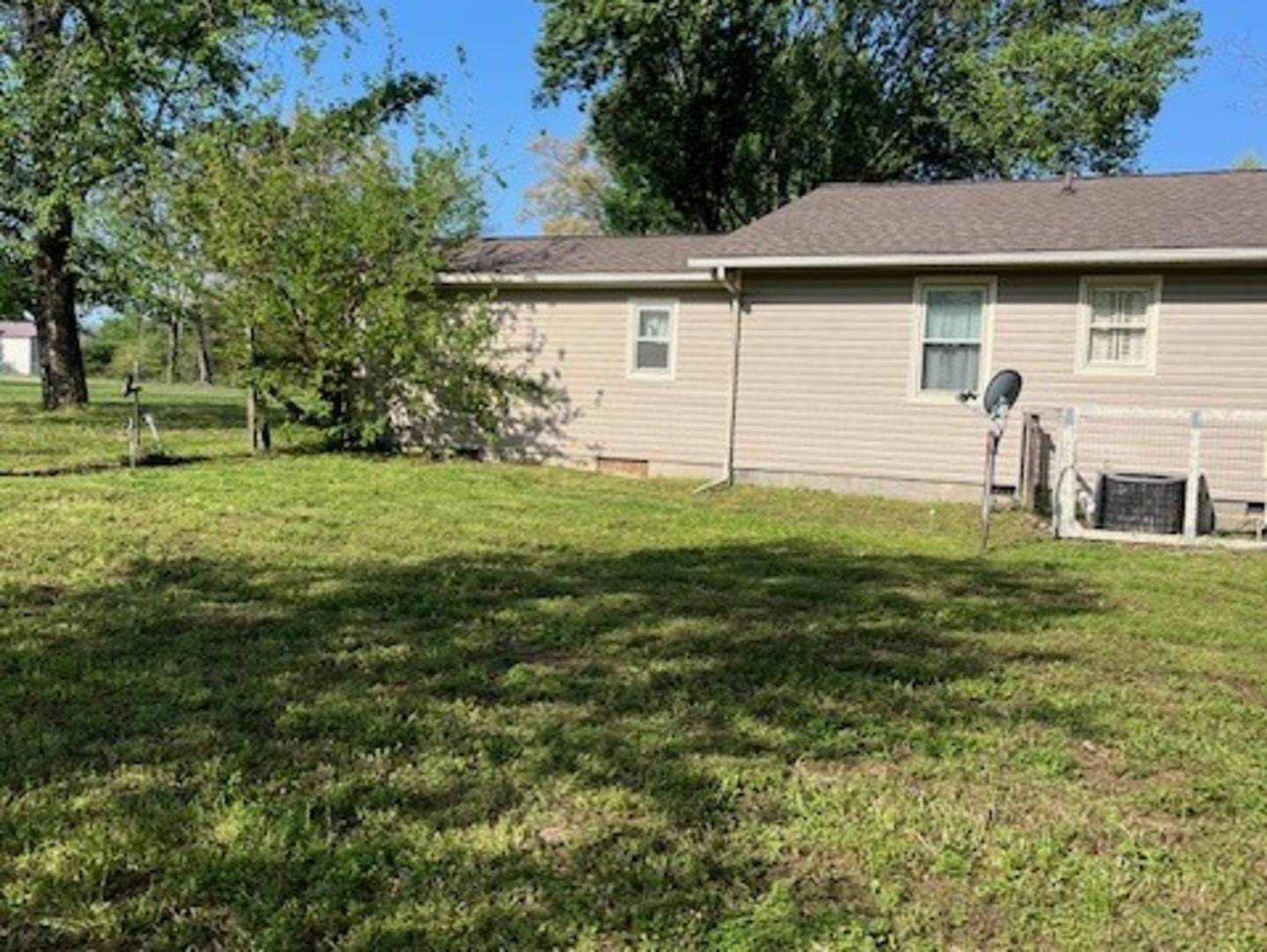 17376 Garrett RD, Johnston City, IL 62951