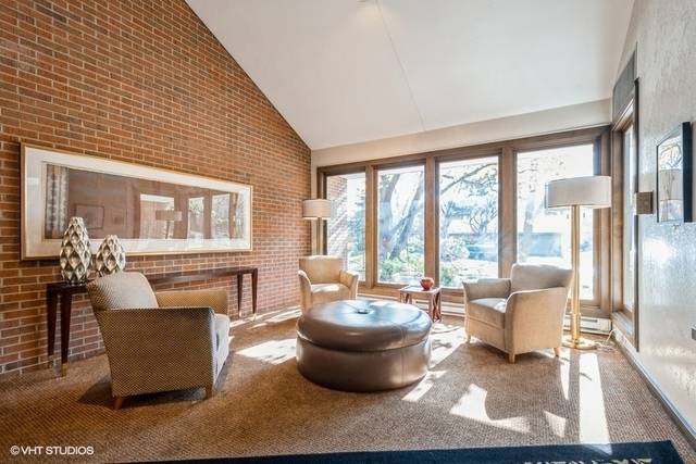 22 Park LN #204, Park Ridge, IL 60068