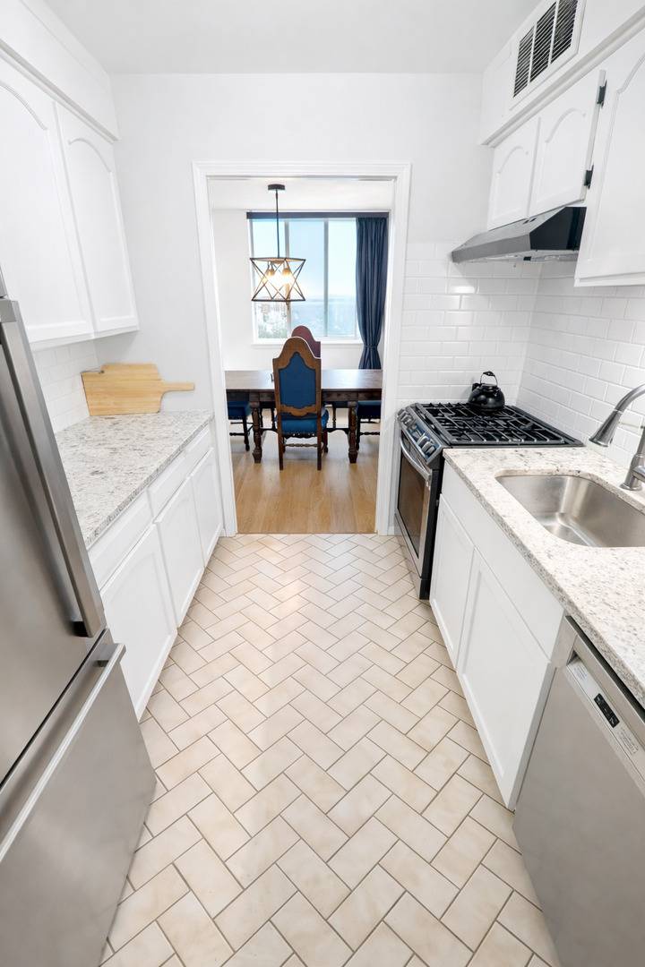 40 N Tower RD #6G, Oak Brook, IL 60523