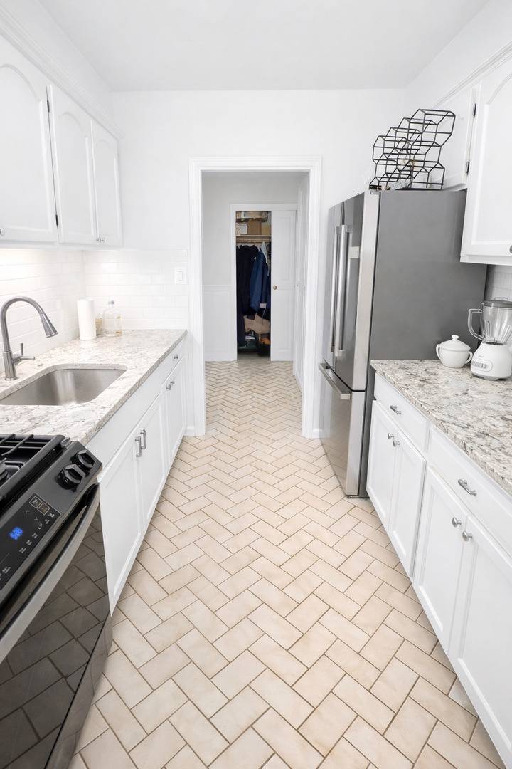 40 N Tower RD #6G, Oak Brook, IL 60523