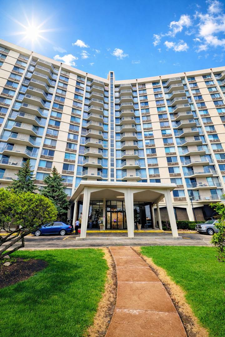 40 N Tower RD #6G, Oak Brook, IL 60523