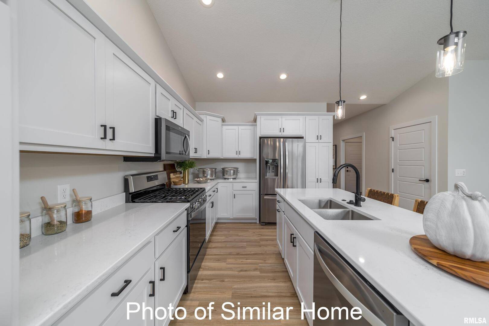 1400 Colonial CT, Eldridge, IA 52748