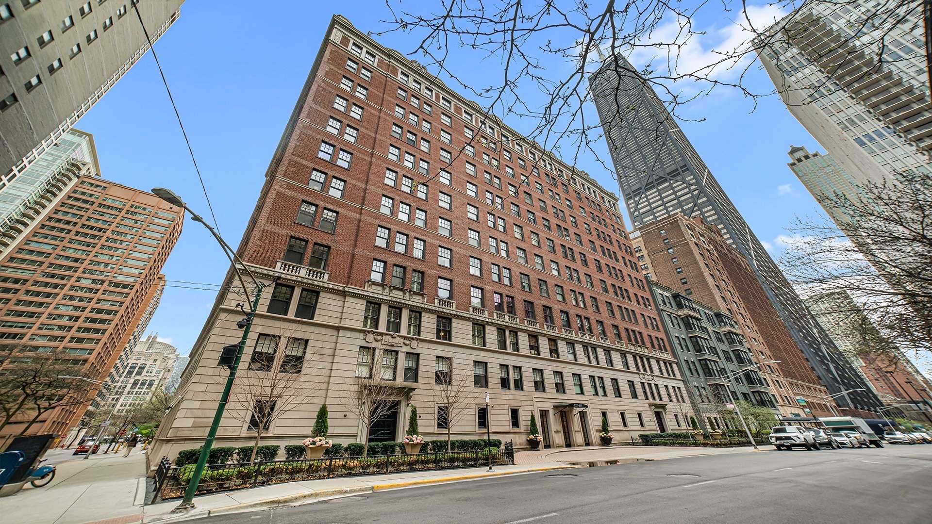 227 E Delaware PL #8C, Chicago, IL 60611