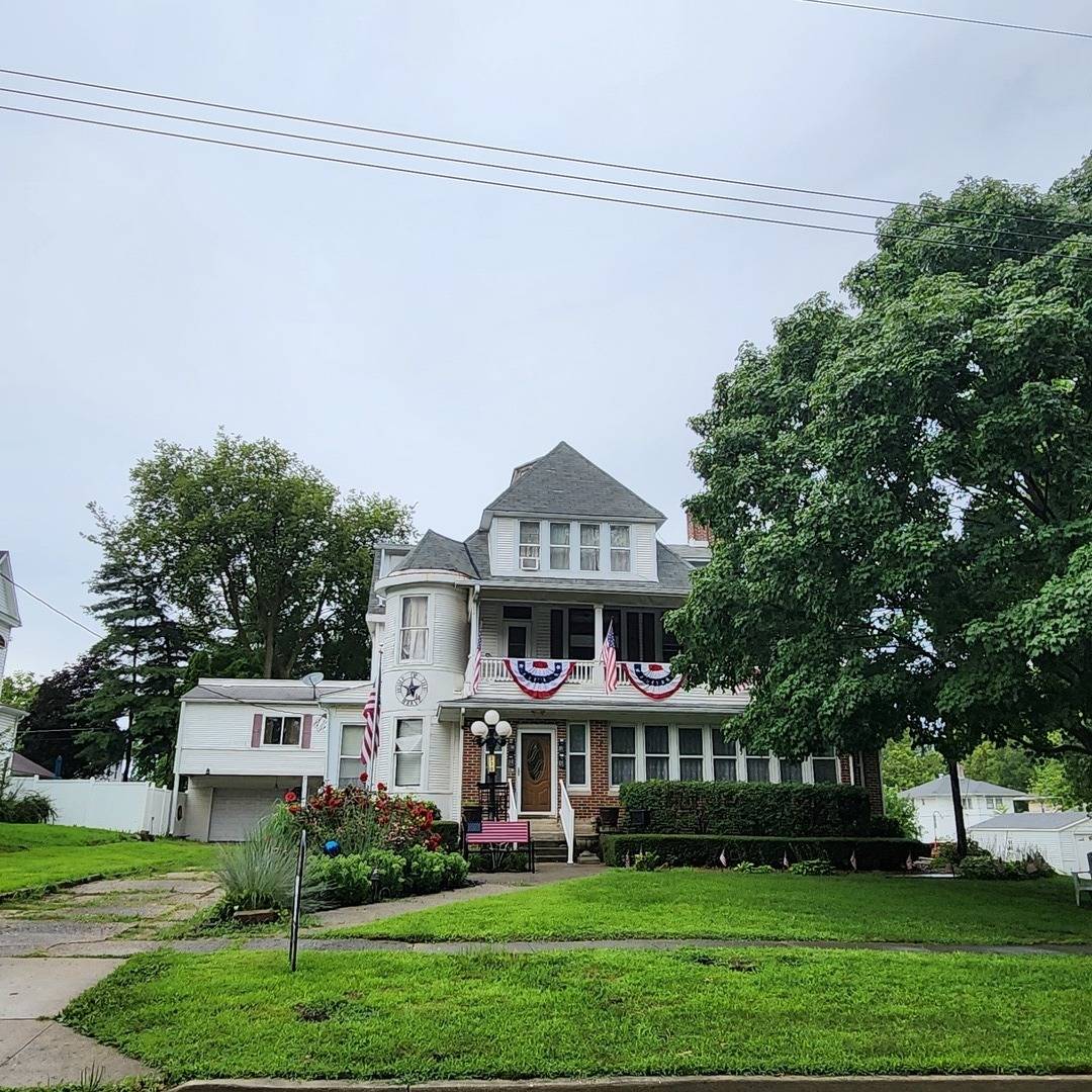 330 E Locust ST, Watseka, IL 60970