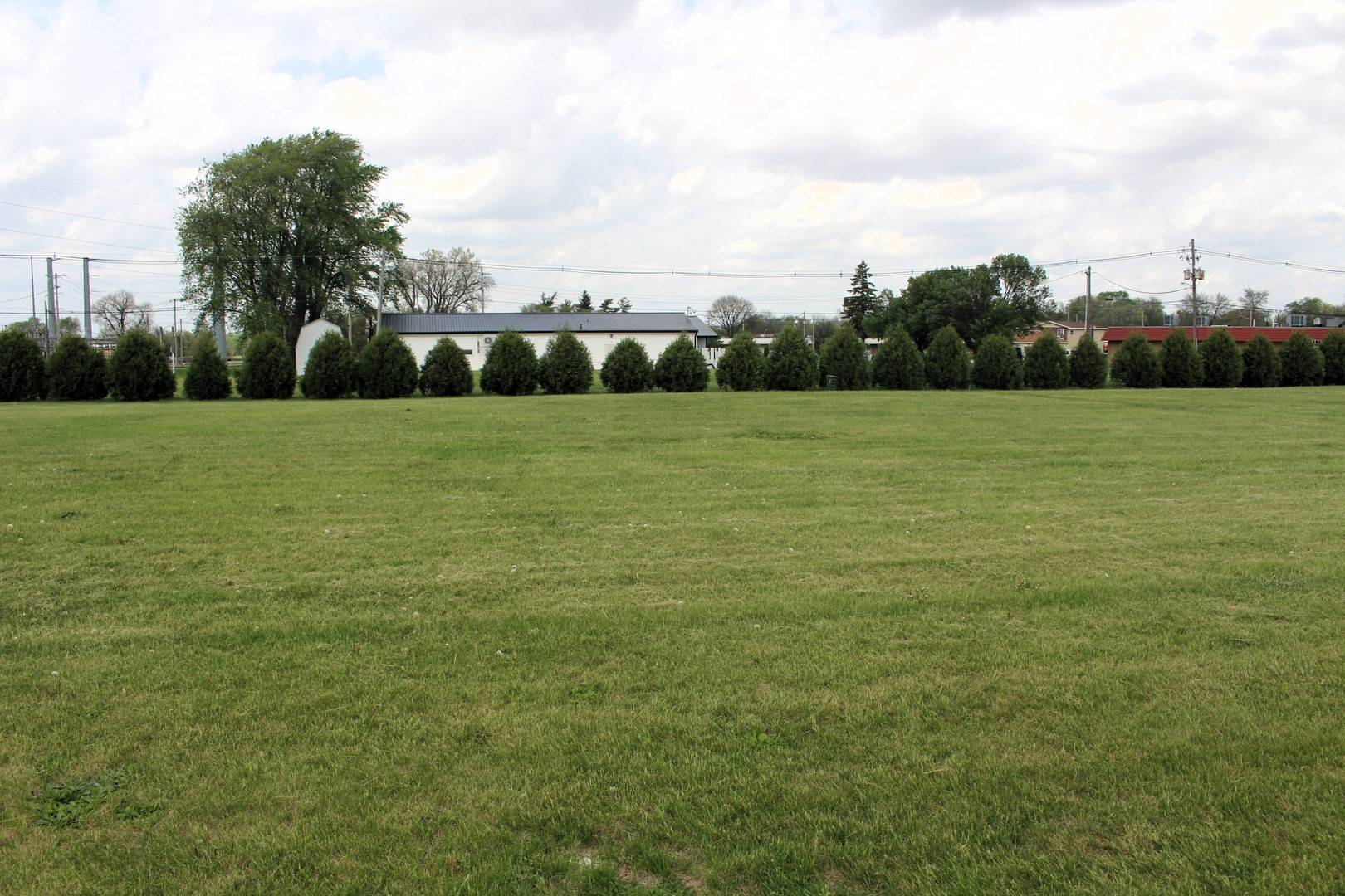 28 Liberty LN, Clinton, IL 61727