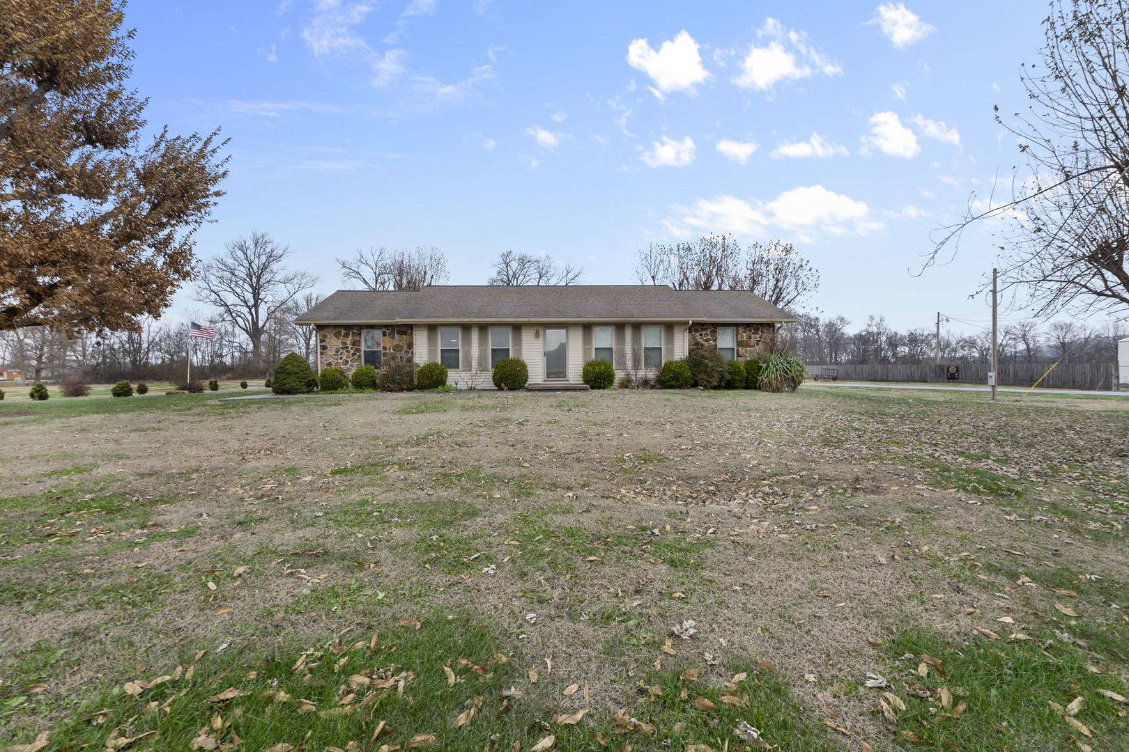 24250 Hanging Rock RD, Mcclure, IL 62957