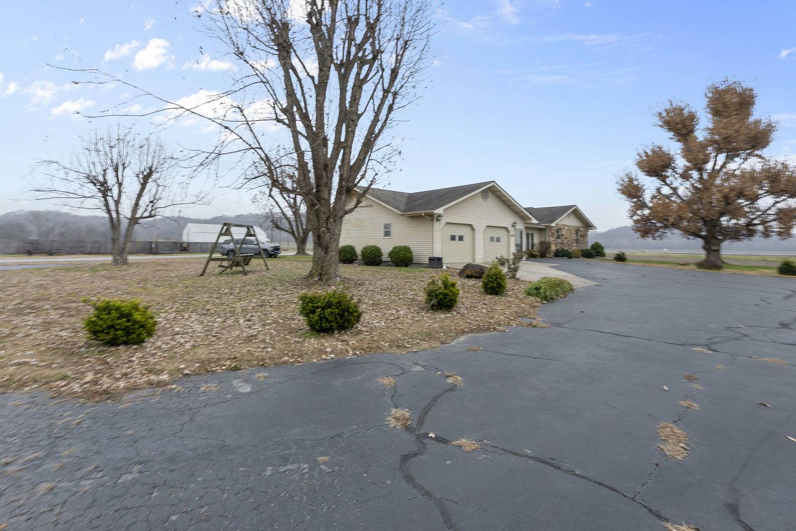 24250 Hanging Rock RD, Mcclure, IL 62957