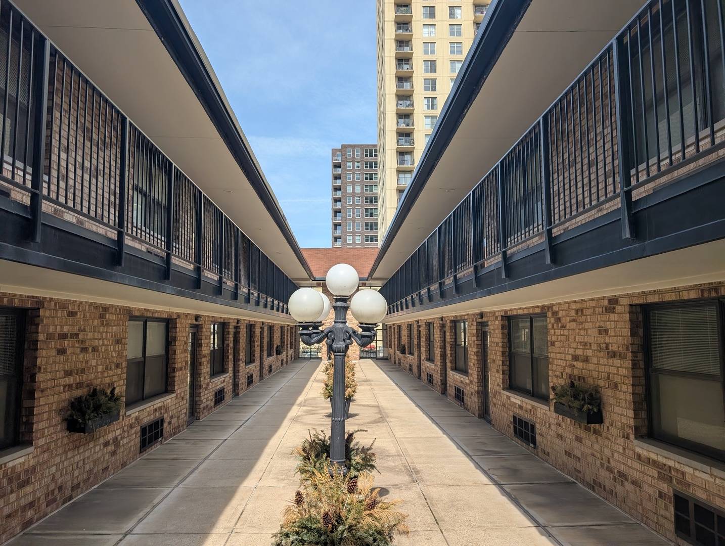 163 W Division ST, Chicago, IL 60610