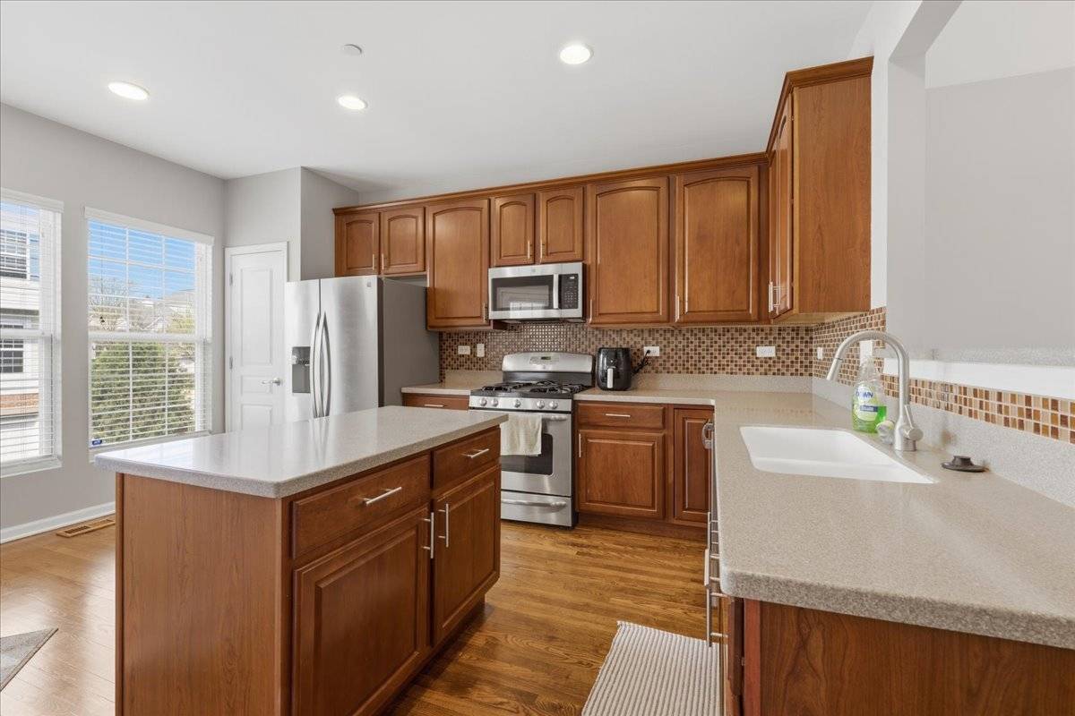 65 Arcadia LN, Lake Zurich, IL 60047