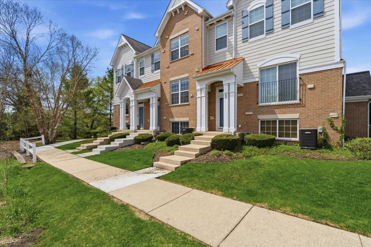 65 Arcadia LN, Lake Zurich, IL 60047