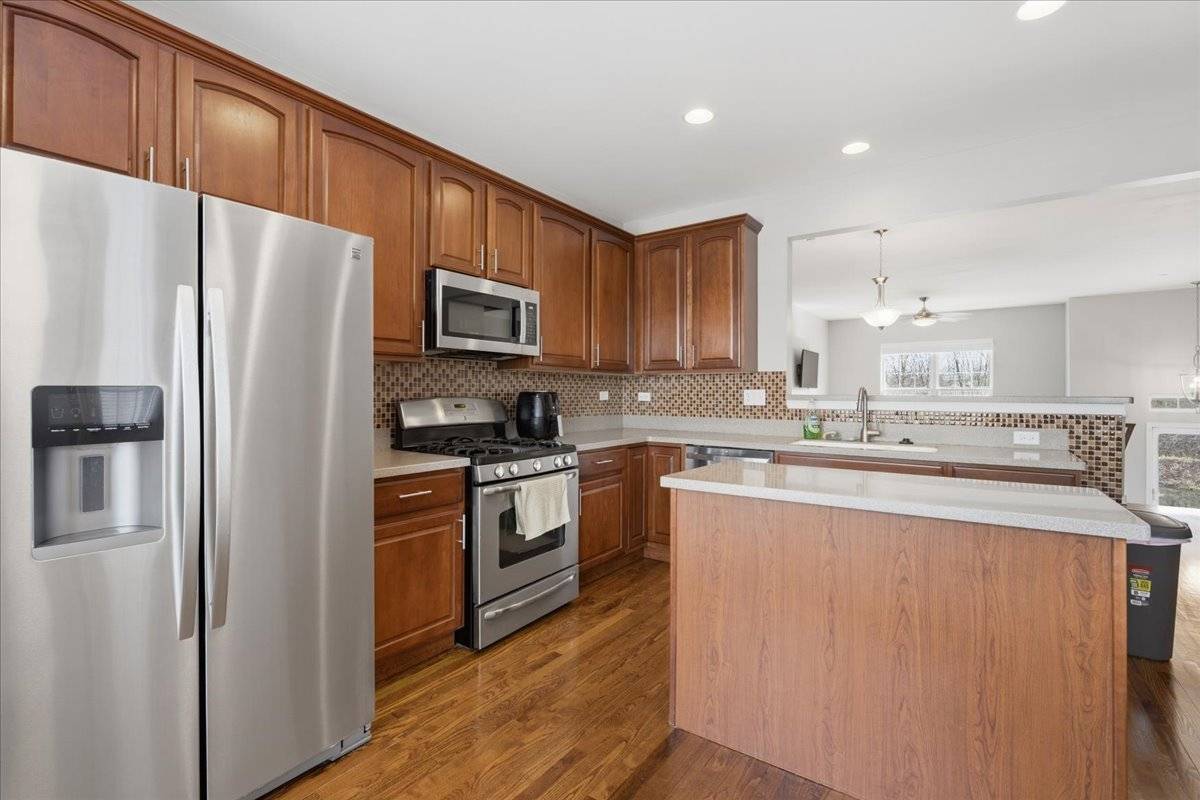 65 Arcadia LN, Lake Zurich, IL 60047