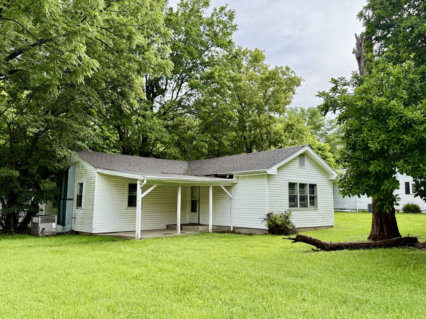 543 Tucker LN, Metropolis, IL 62960