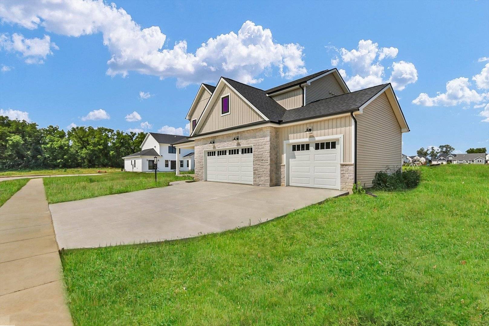1113 Willowgrove LN, Mahomet, IL 61853
