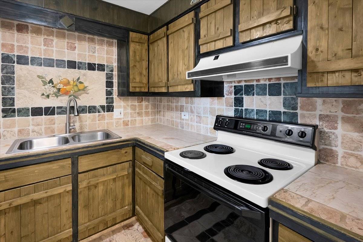 2333 N Neva AVE #306C, Chicago, IL 60707