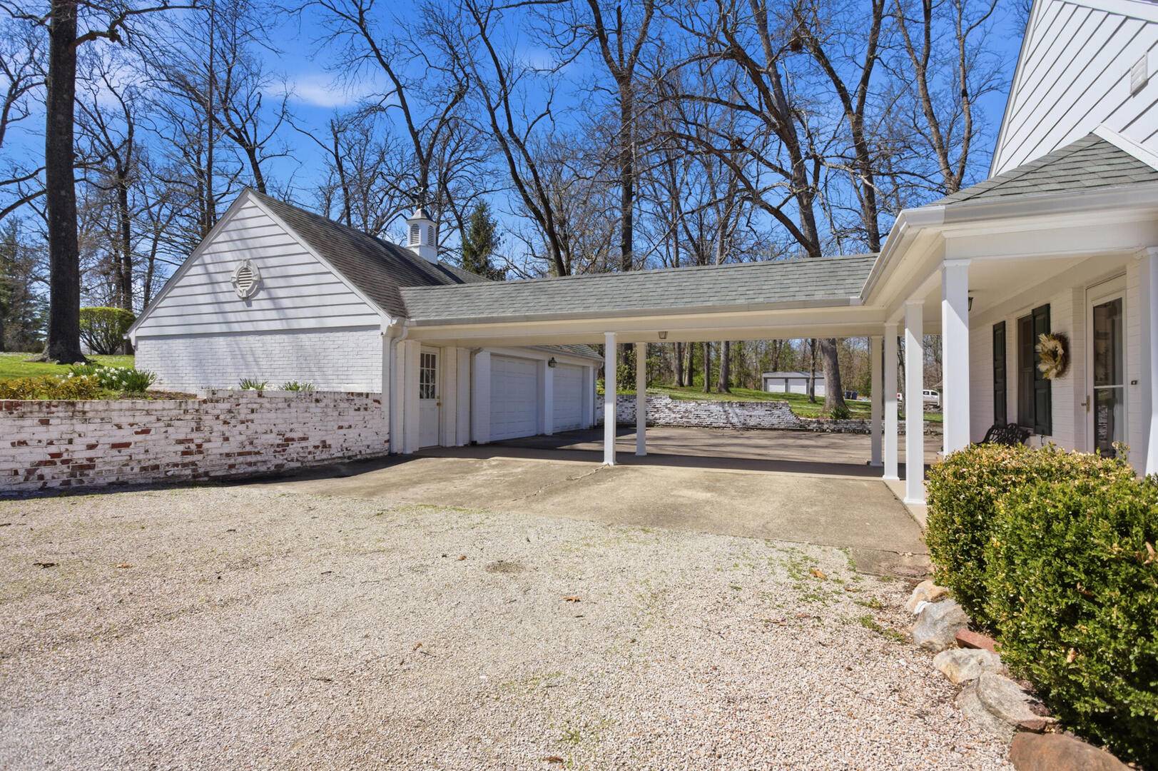 471 Sulphur LN, Paris, IL 61944