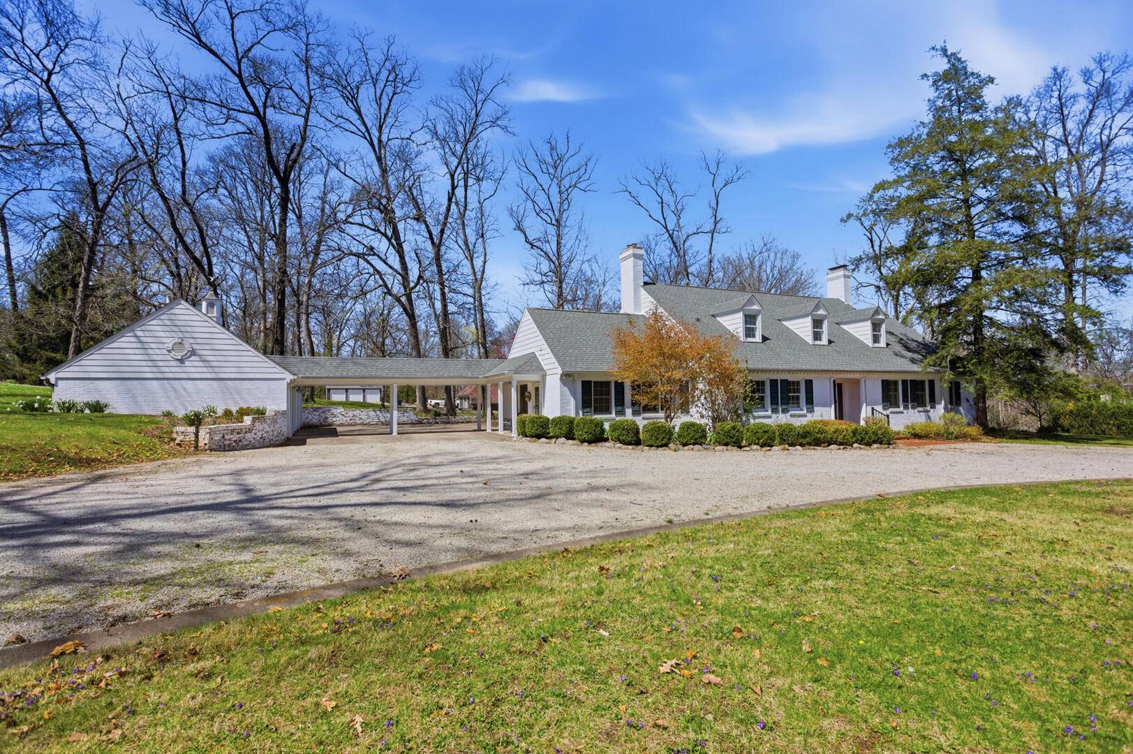 471 Sulphur LN, Paris, IL 61944