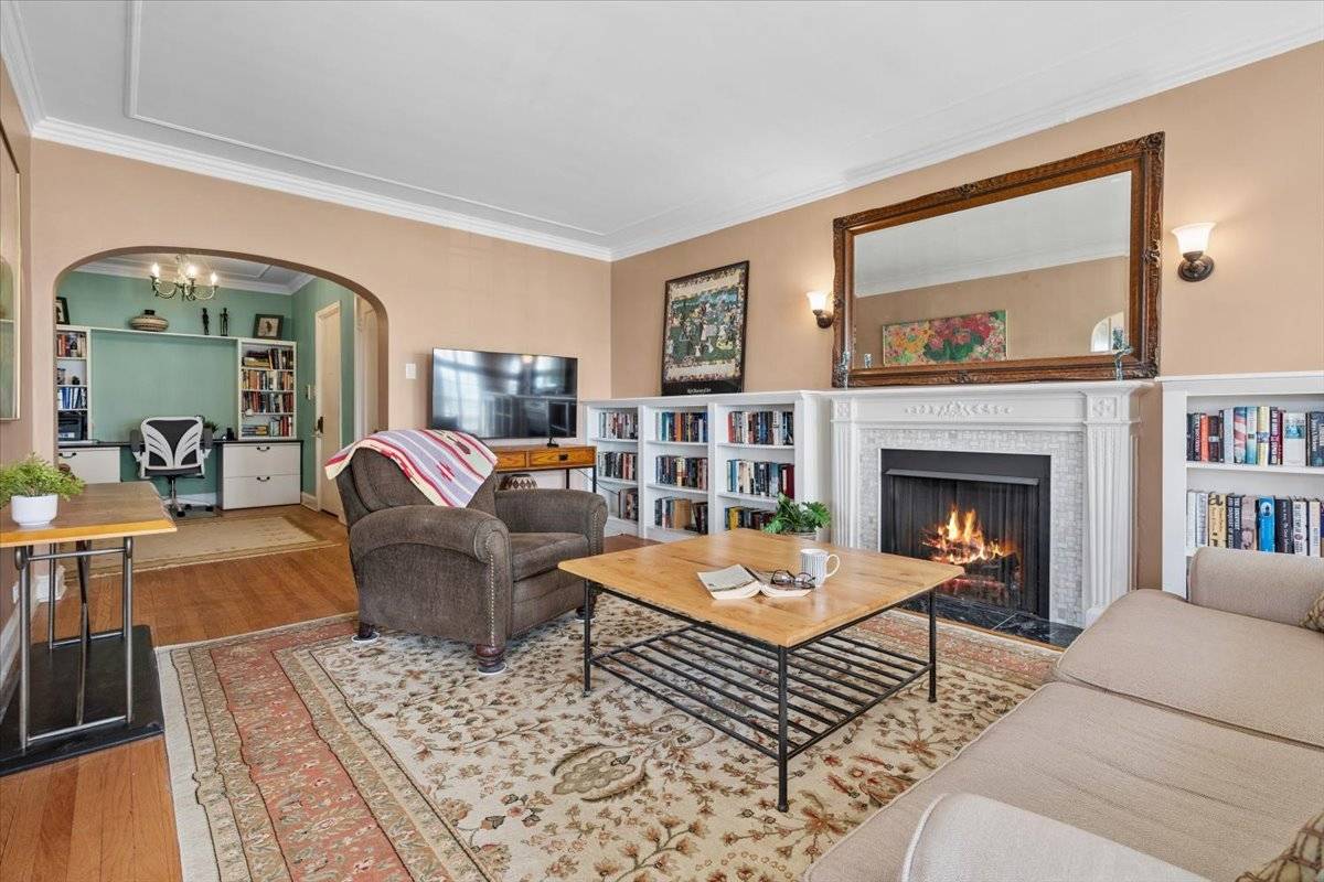 470 Sheridan RD #2, Evanston, IL 60202