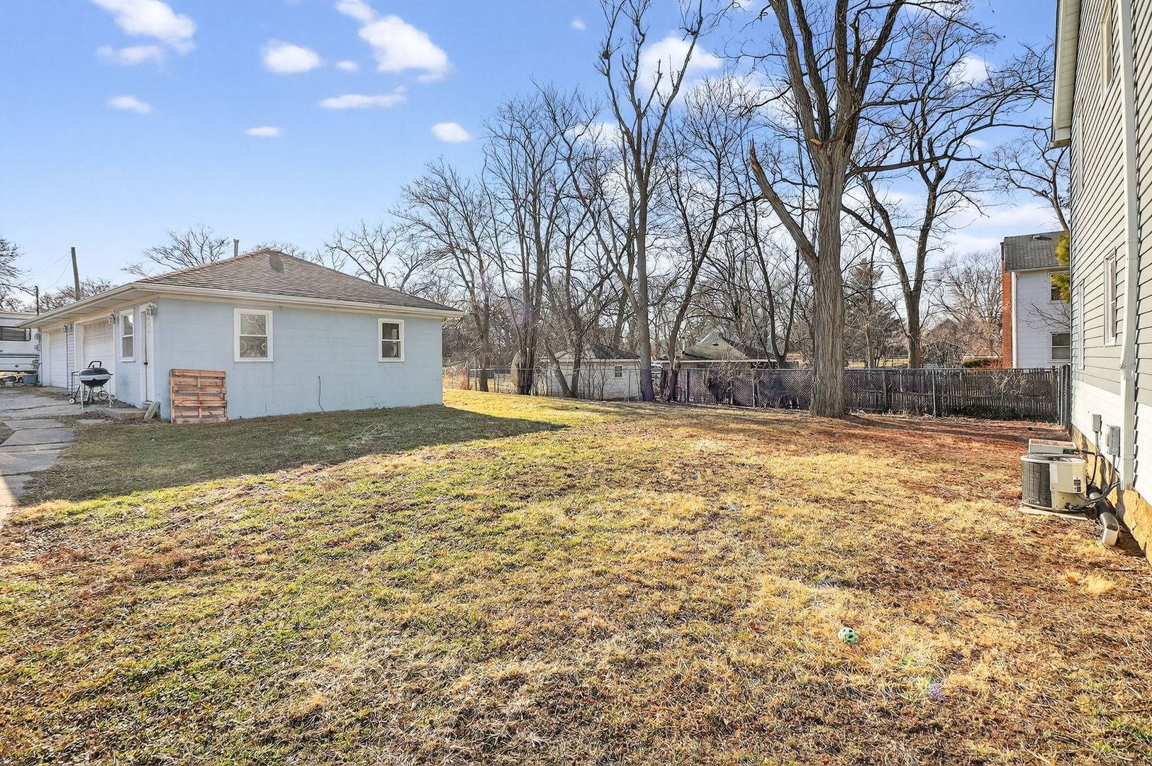 325 Oldfield RD, Downers Grove, IL 60516