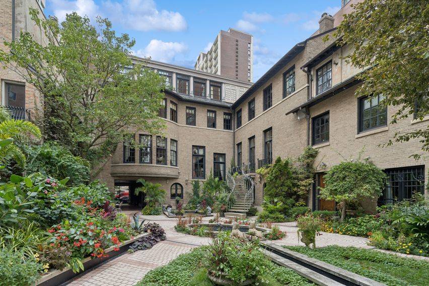 1355 N Astor ST, Chicago, IL 60610