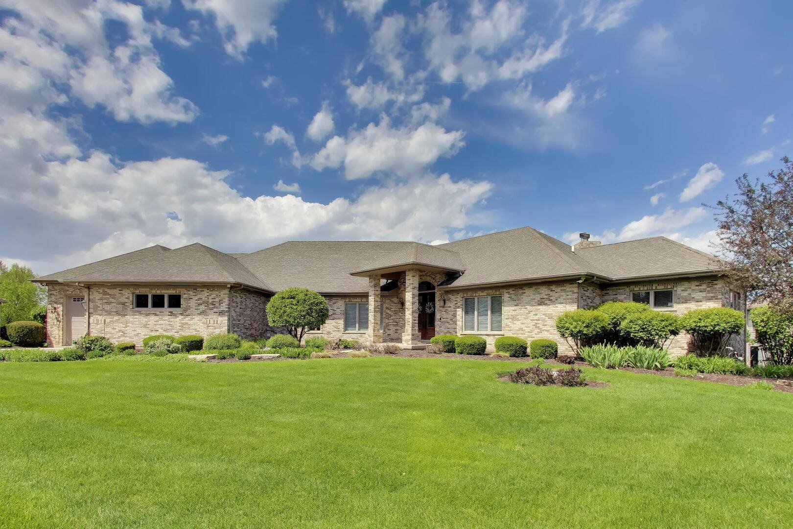25860 Prairie Hill LN, Plainfield, IL 60585